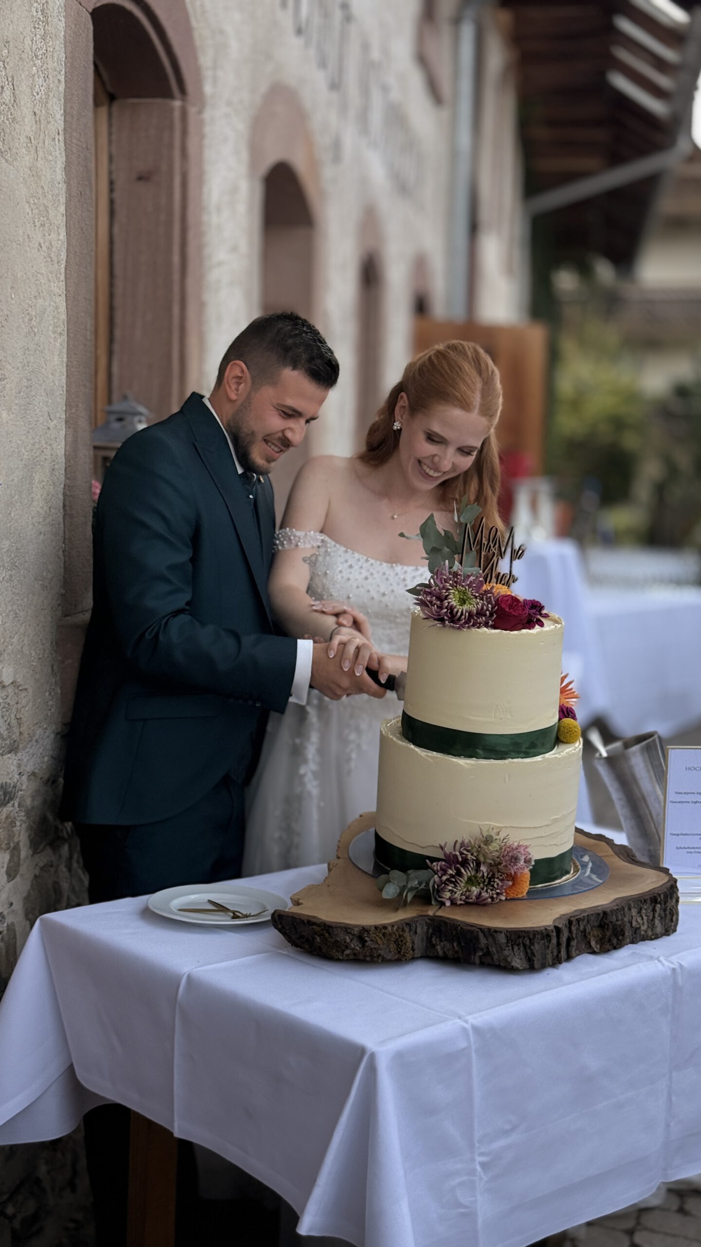Brautpaar beim Torte Anschneiden