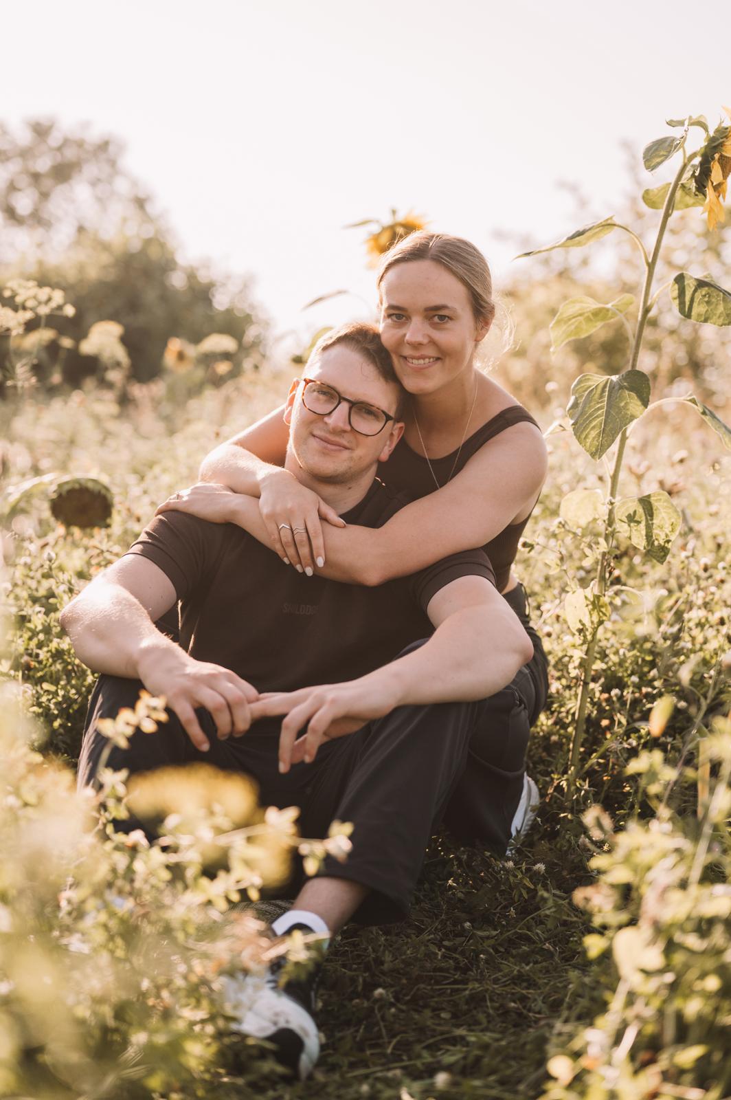 Paar Fotoshooting im Feld